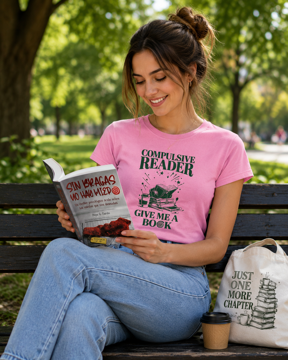 Chica leyendo un libro con la camiseta de Compulsive reader