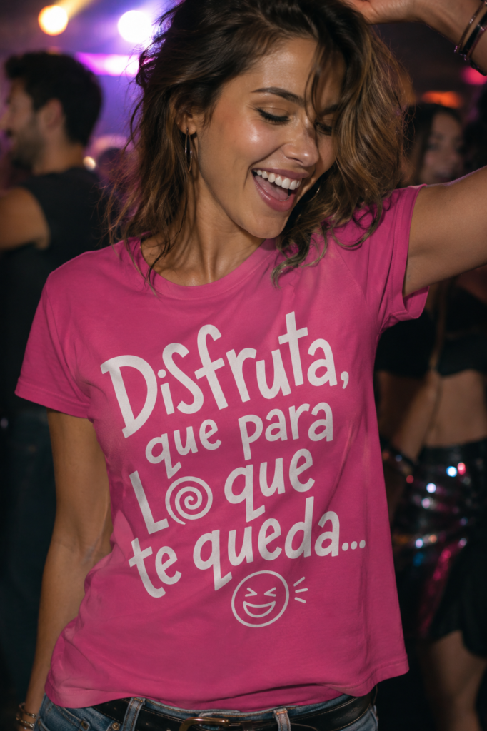 Una chica con una camiseta rosa que pone Disfruta que para lo que te queda