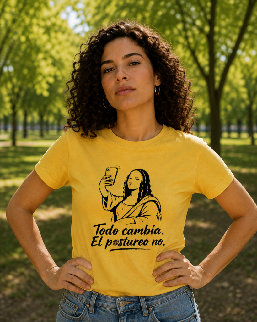 Solo la chica con los brazos en jarras y mirando a la cámara seria